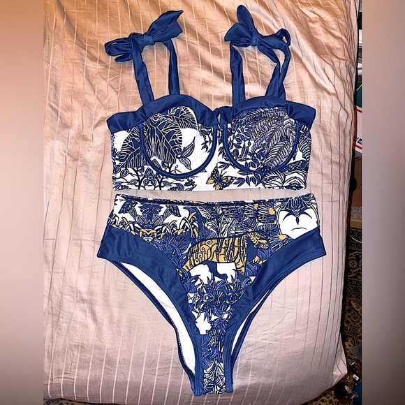 NWT-Gorgeous Whimsical Bikini -This suits a head turner M & L - Picture 1 of 6